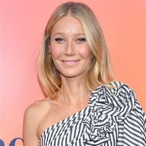 gwenyth paltrow naked|Gwyneth Paltrow Poses Topless in Selfie With Husband Brad。